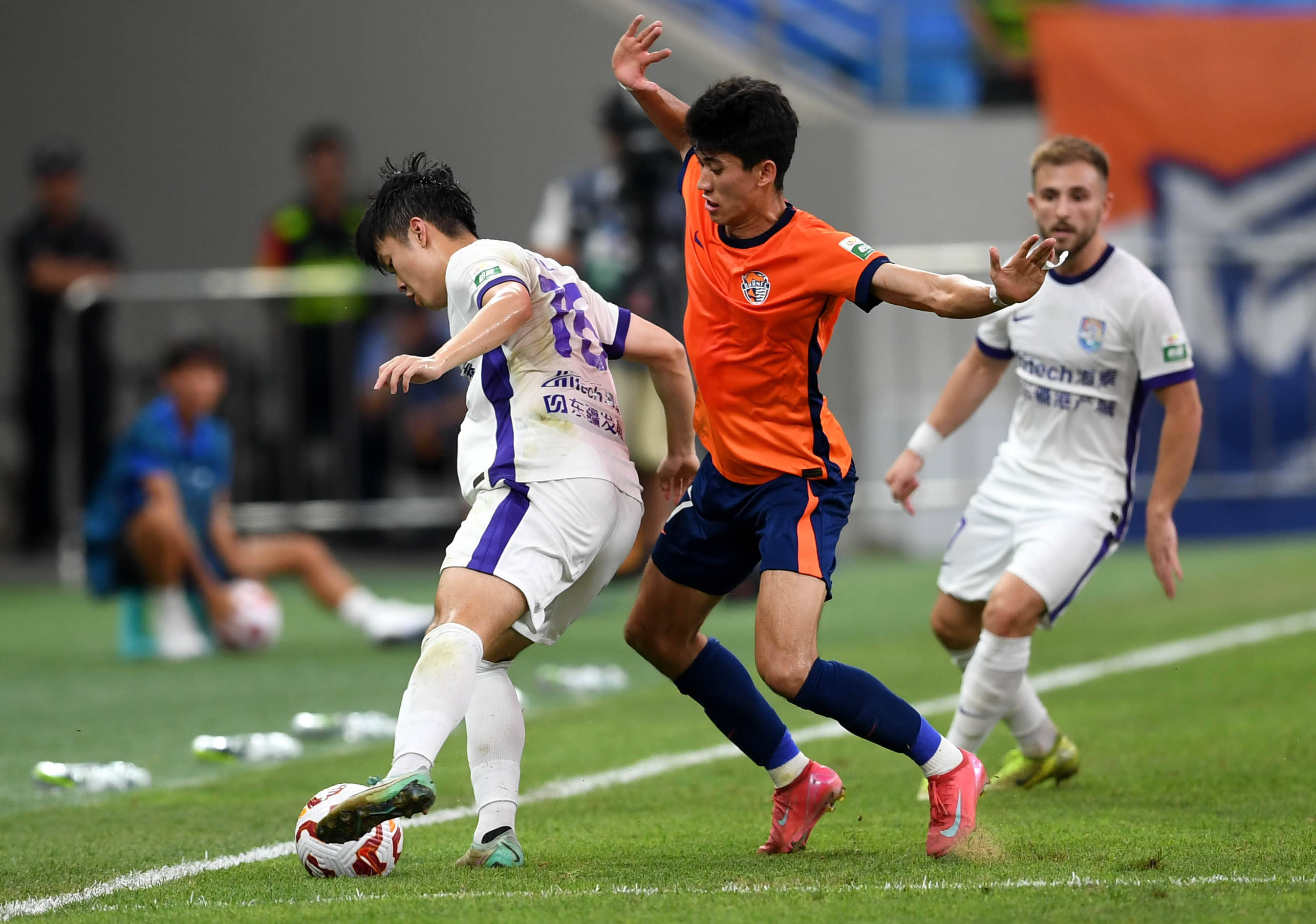 他的一举一 他的一举一