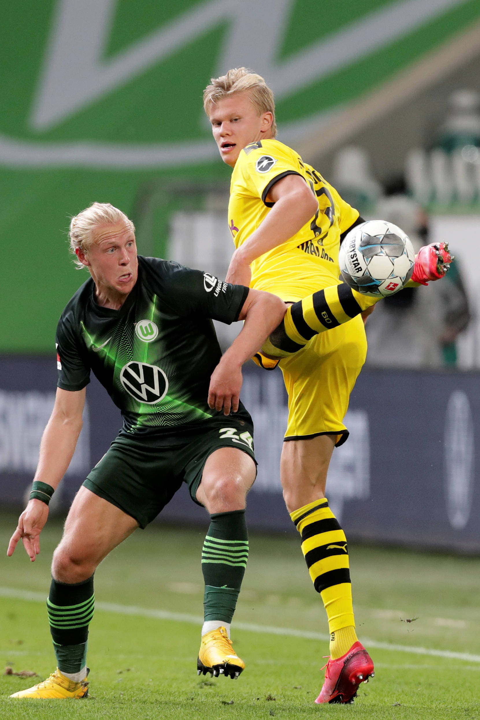 Shams：詹姆斯自受伤后首次参加场上训练 他预计至少再缺阵一周.