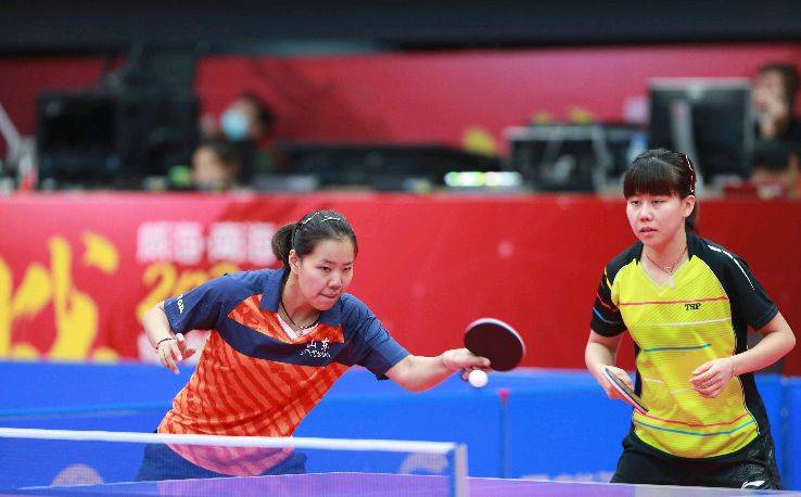 这身形太瞩目了！姚明受邀观礼九三阅兵仪式 和霍启刚“同框了”