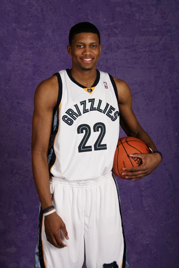 偷鸡不成蚀把米！追梦防守狄龙欲上演拳击动作被其成功躲开 随后被吹犯规